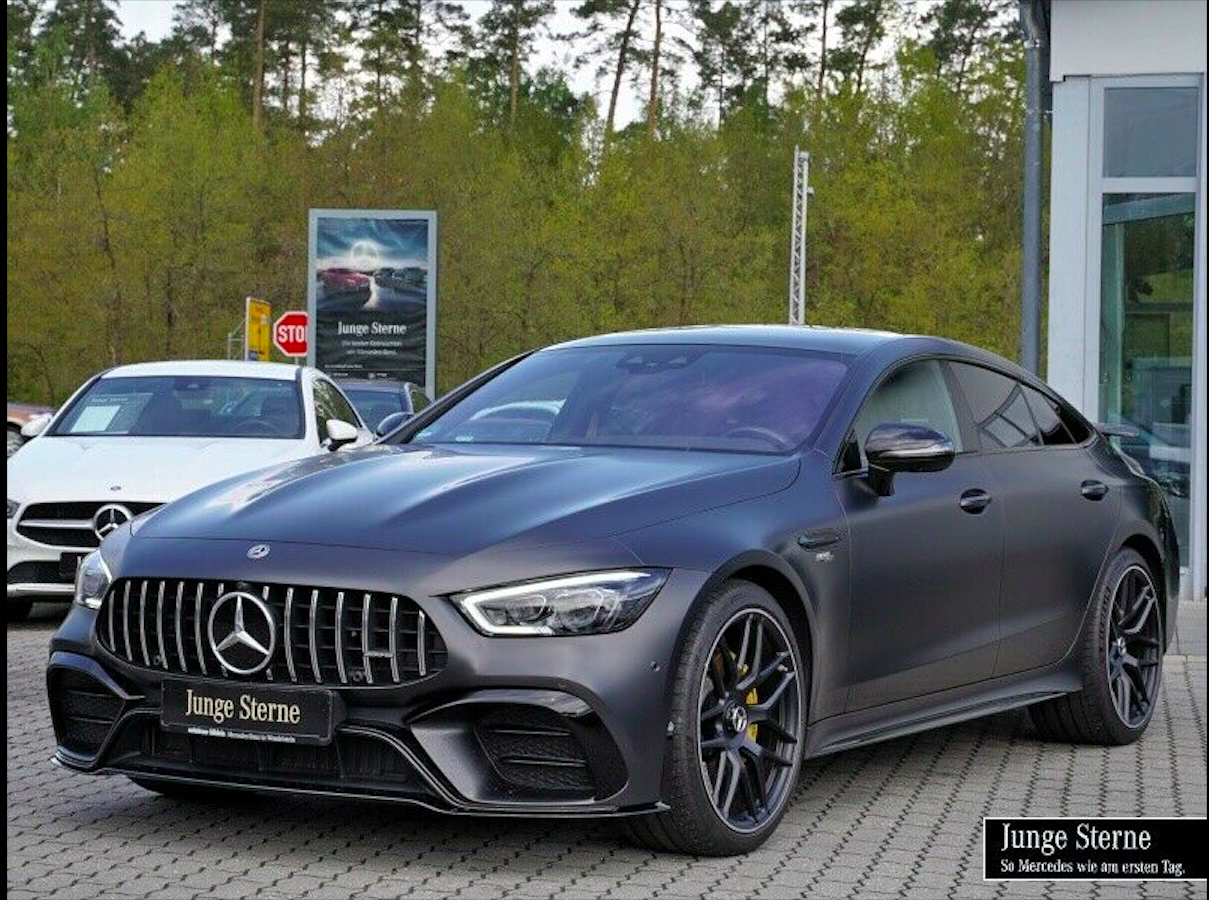 MERCEDES AMG GT 53 4MATIC+ 4-DOOR COUPÉ - šedá Designo, předváděcí auto skladem